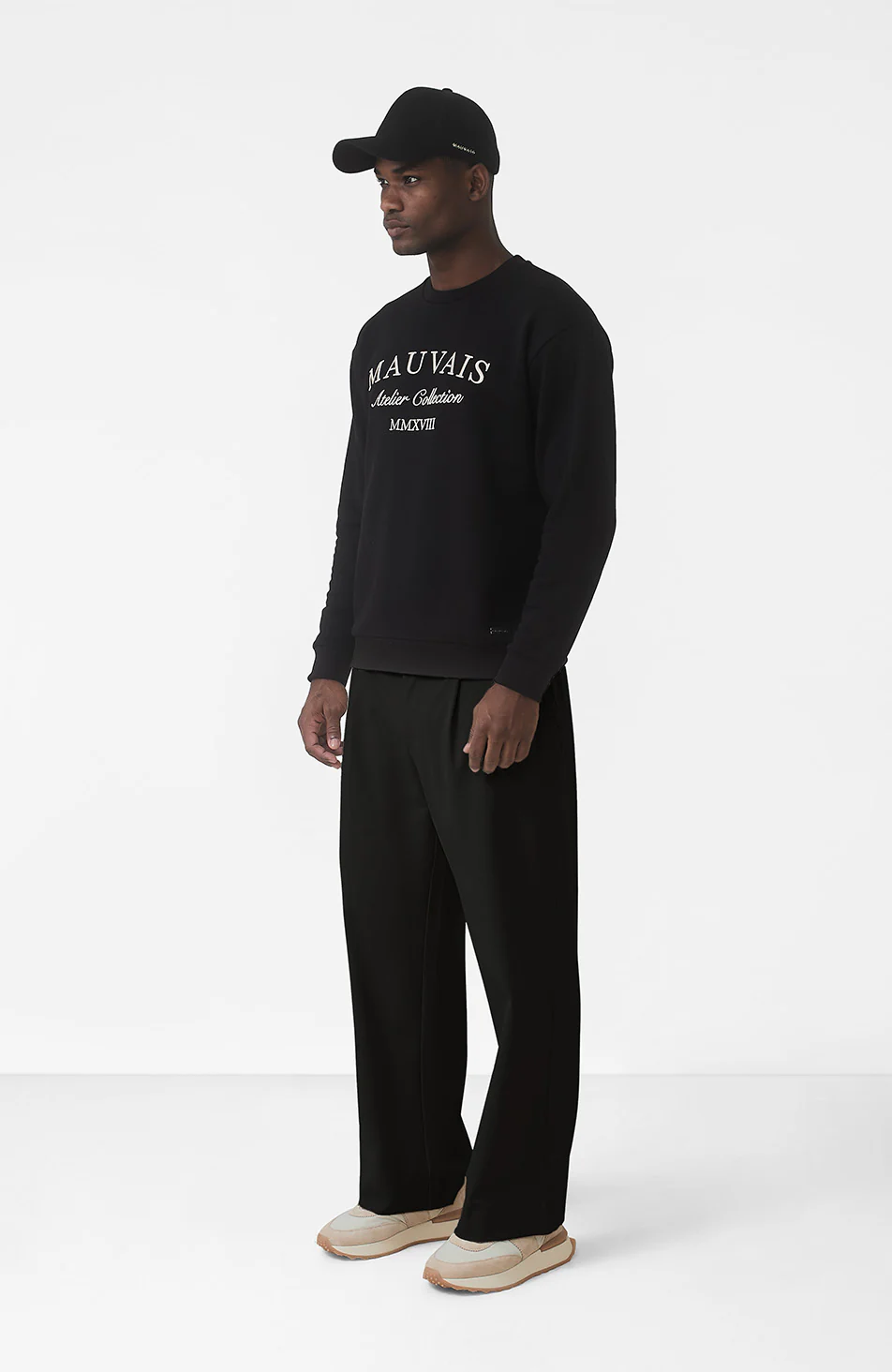 Como Relaxed Fit Pleated Tailored Trousers in Black - Image 4