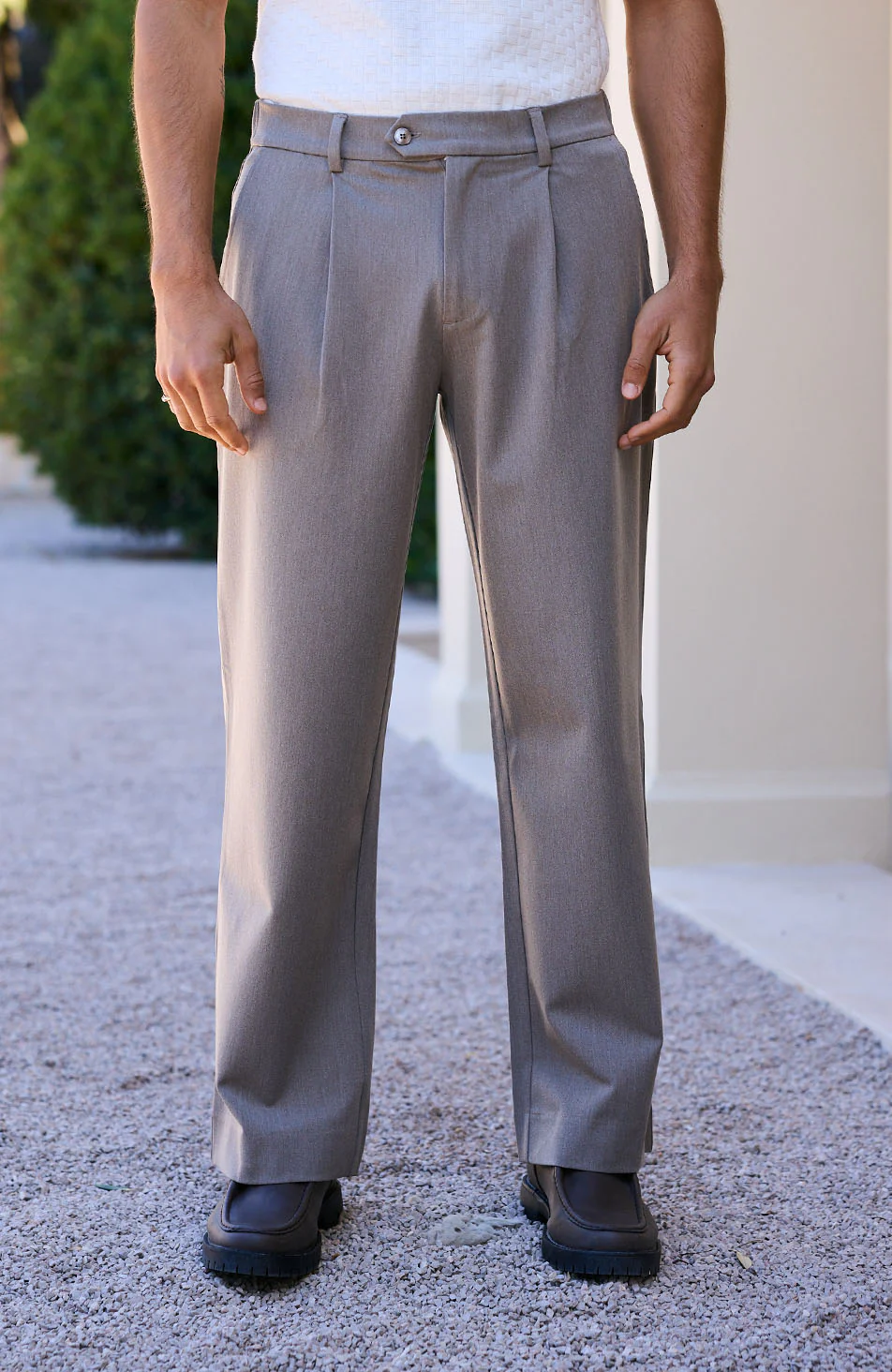 Como Relaxed Fit Pleated Tailored Trousers in Taupe - Image 5